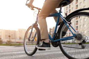 biciclist din cluj la un pas de accident pe o strada din cluj napoca o soferita nu i a oferit deloc distant in trafic