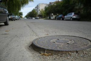 capcana mascata in asfalt pe o strada din cluj un capac de canal neuniform ii ingrijoreaza pe soferi zilnic la intersectia cu calea dorobantilor