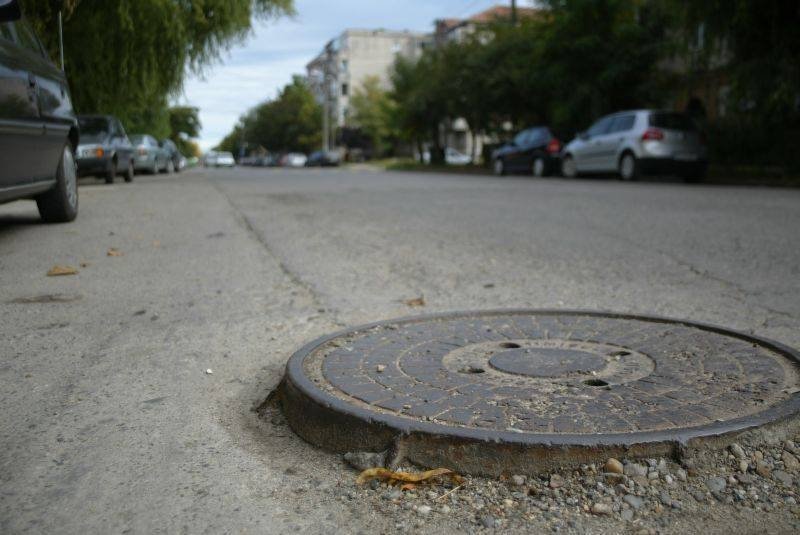 capcana mascata in asfalt pe o strada din cluj un capac de canal neuniform ii ingrijoreaza pe soferi zilnic la intersectia cu calea dorobantilor