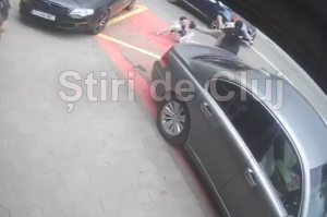 exclusiv video socant bataie violenta in plina strada in mijlocul zilei clujean mi a spart nasul si arcada cu o cutie metalica ma lovit in fata desi politistul local era acolo