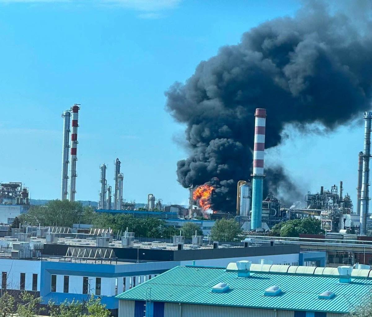 Explozie la un complex petrochimic MOL din Ungaria: O persoană a murit și mai multe au fost rănite. 2 explozie la un complex petrochimic MOL din Ungaria o persoana a murit si mai multe au fost ranite
