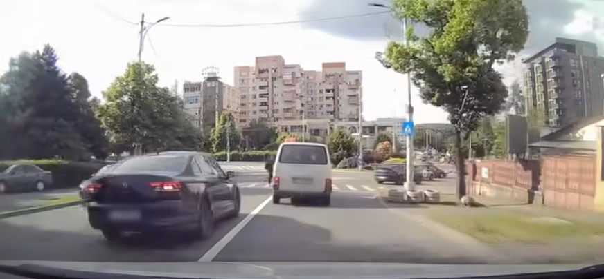 imagini shocante in trafic la cluj napoca un pieton a fost pe punctul de a fi lovit pe trecerea de pietoni video