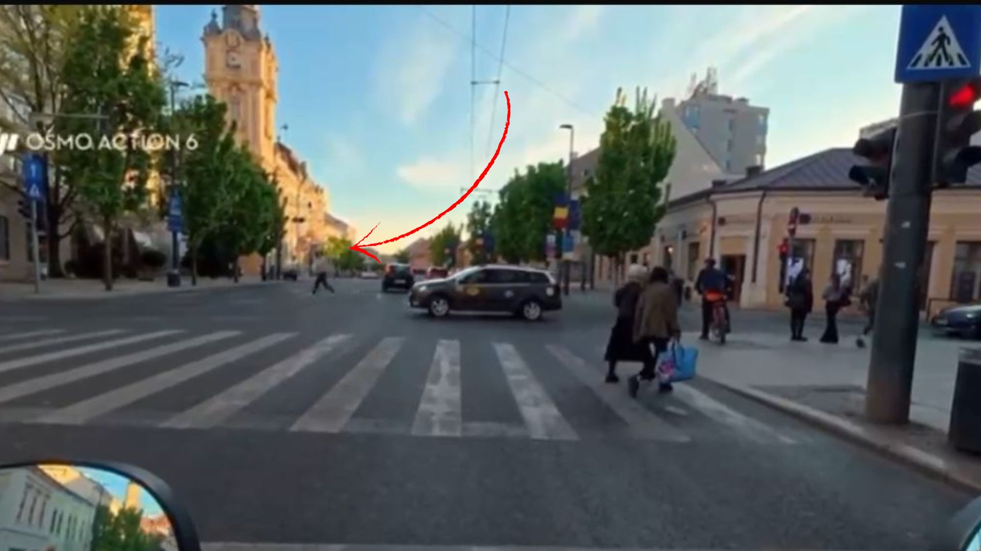 inconstienta sau nepasare totala un motociclist din cluj a surprins pietonii care ignora regulile de circulatie ceva nu este in regula