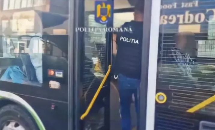 Jaf ca în filme în Cluj-Napoca! Un bărbat, agresat și jefuit de 20.000 de lei imediat după ce a coborât din autobuz, a fost urmărit. Hoțul a fost prins. 2 jaf ca in filme in cluj napoca un barbat agresat si jefuit de 20000 de lei imediat dupa ce a coborat din autobuz a fost urmarit hotul a fost prins