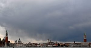 juriul bienalei de la venetia si a dat demisia in urma deciziei de a permite participarea rusiei