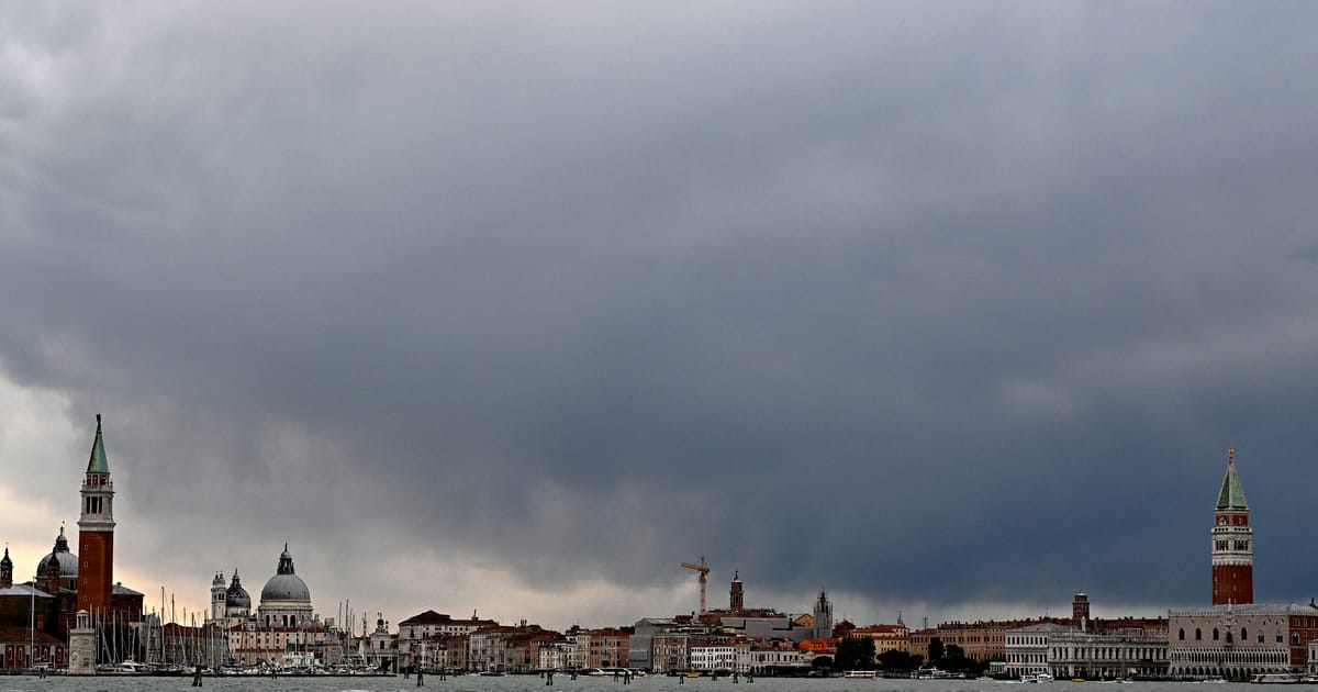 juriul bienalei de la venetia si a dat demisia in urma deciziei de a permite participarea rusiei