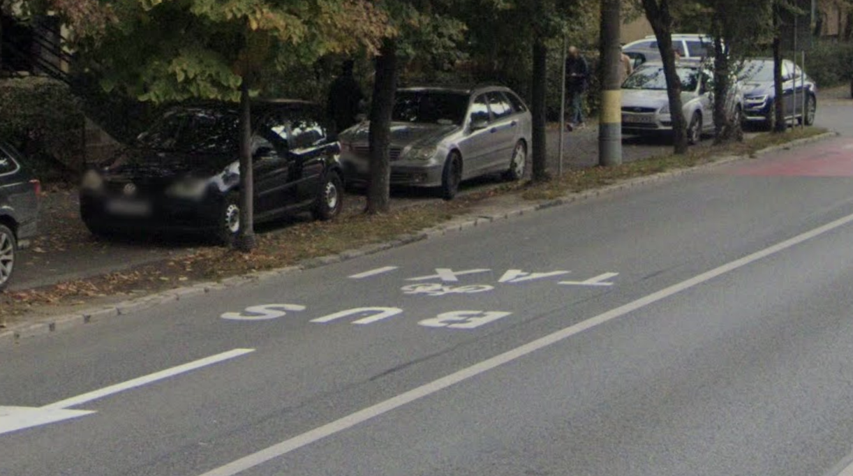 pavaj nou pe bulevardul titulescu din cluj dar haosul continua se parcheaza pe trotuar ceea ce nu este legal si nici sigur pentru pietoni