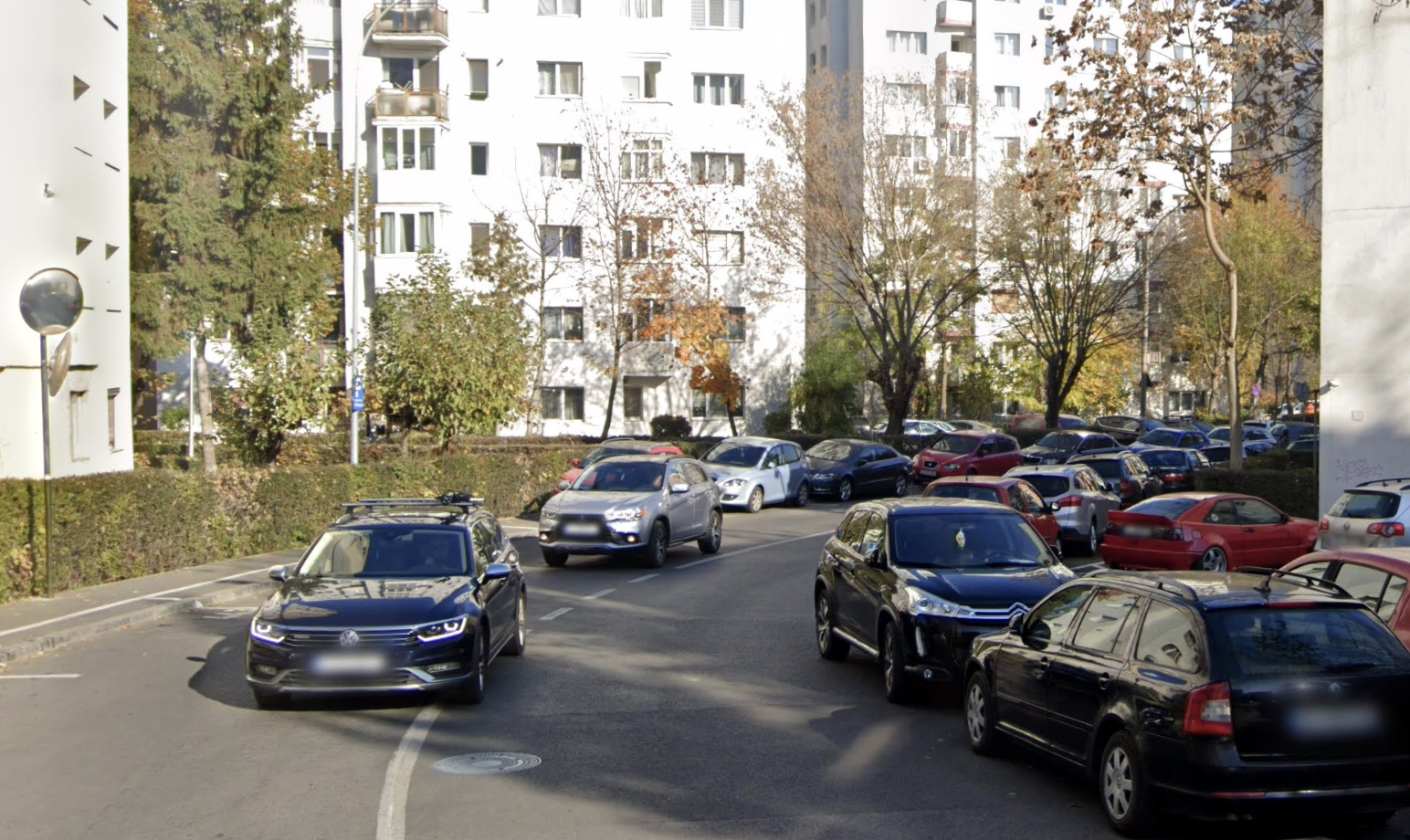 Pericol neobservat pe o stradă din Cluj-Napoca: Curbă fără trecere de pietoni, unde copiii traversează zilnic spre grădiniță, iar mașinile circulă cu viteză excesivă. 2 pericol neobservat pe o strada din cluj napoca curba fara trecere de pietoni unde copiii traverseaza zilnic spre gradinita iar masinile circula cu viteza