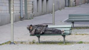 scandal intr o parcare din cluj napoca persoane fara adapost sau asezat pe o banca langa un magazin provocand zgomot si mizerie in fiecare zi