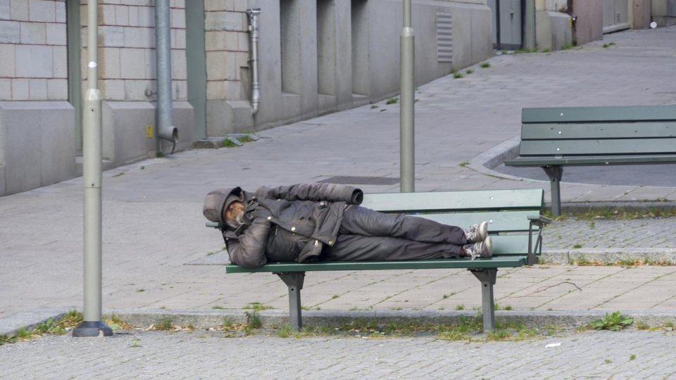 scandal intr o parcare din cluj napoca persoane fara adapost sau asezat pe o banca langa un magazin provocand zgomot si mizerie in fiecare zi