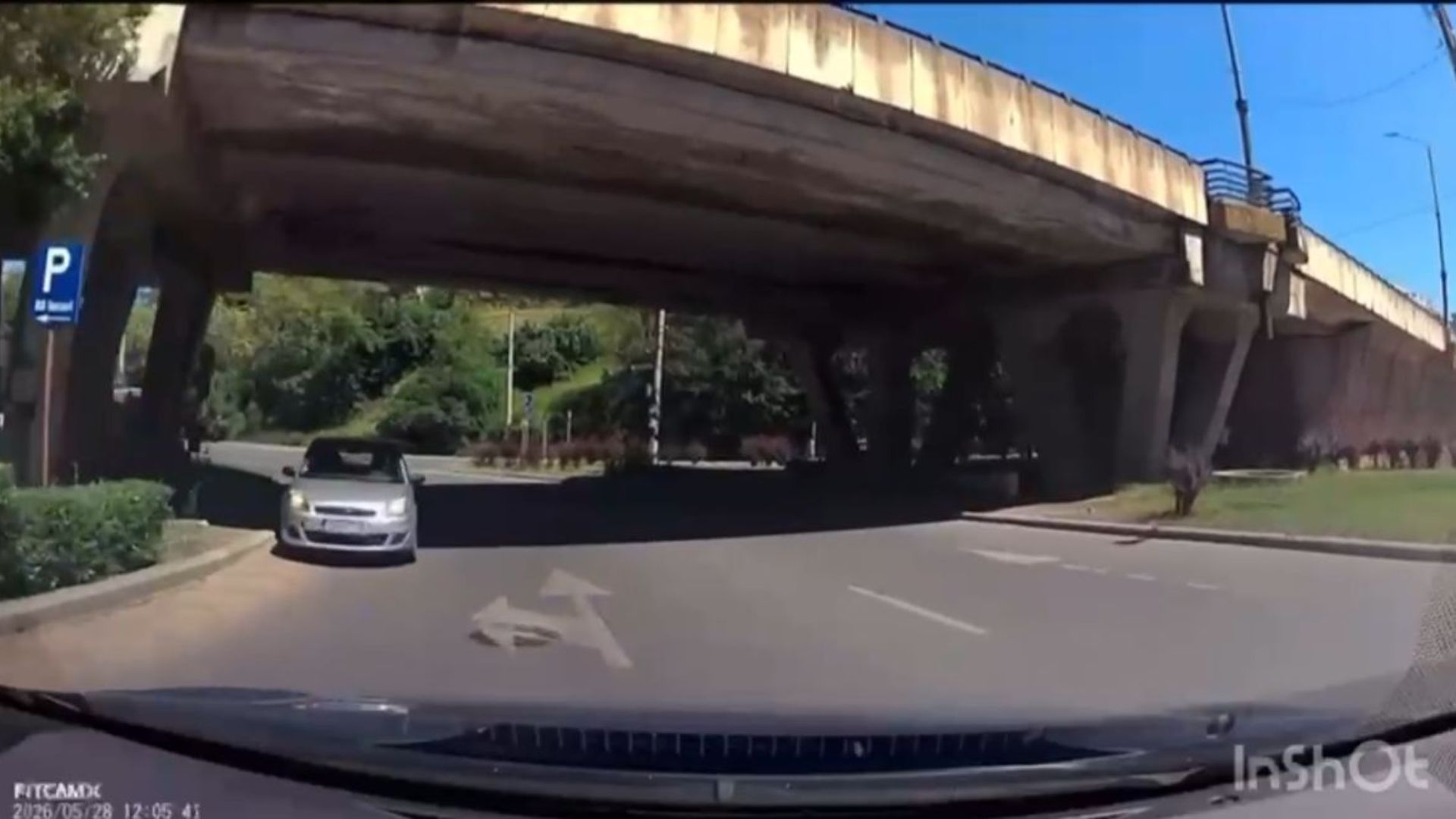 video trafic perturbat in cluj sub podul calvaria un sofer pierdut a intrat pe contrasens si a pus in pericol intreg traficul omul se afla in anglia