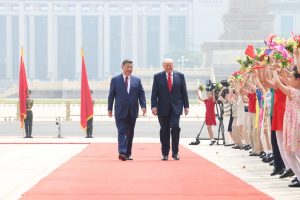 vizita lui trump in china prima zi a discutiilor cu xi jinping despre cooperarea economica si stramtoarea ormuz trump il invita pe liderul chinez la casa alba