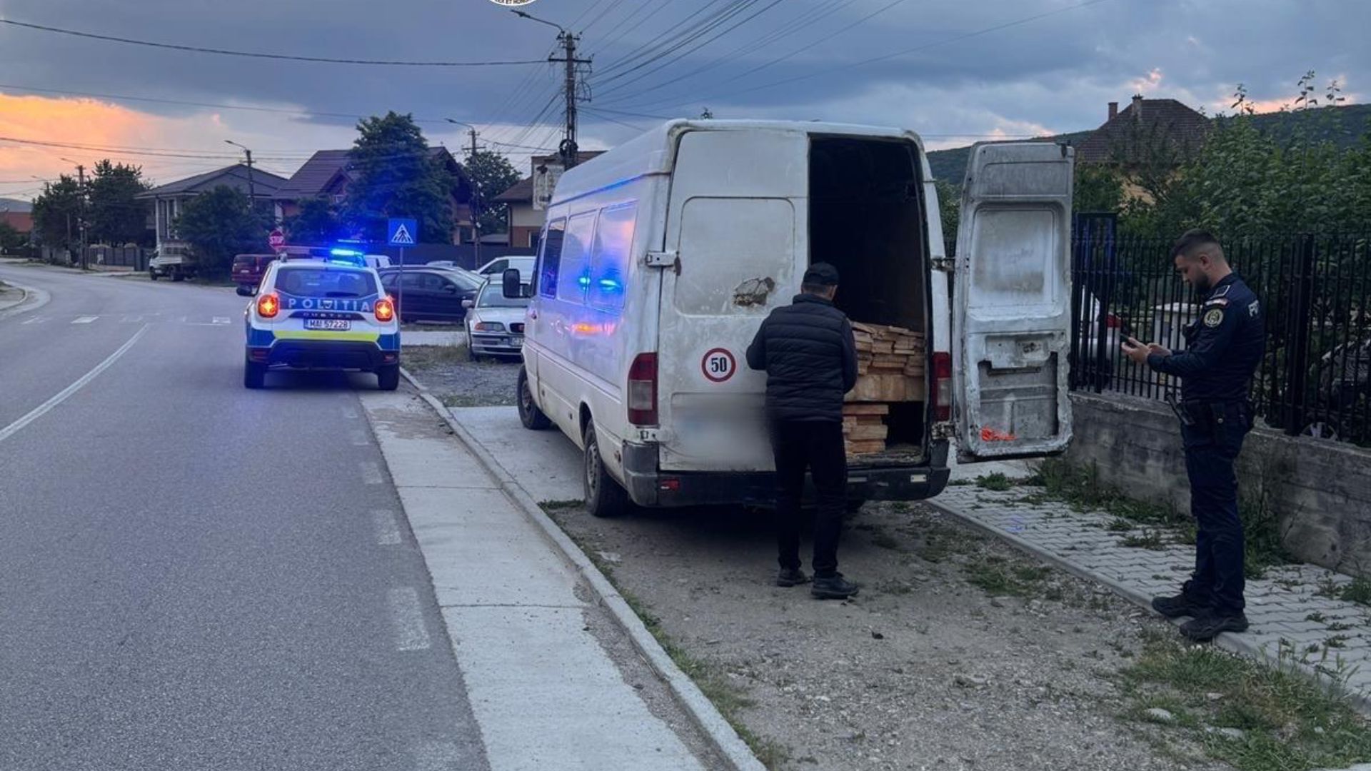 A fost prins cu lemn ilegal pe drumurile din Cluj Un barbat de 60 de ani din Floresti a ramas fara marfa si a primit o amenda considerabila