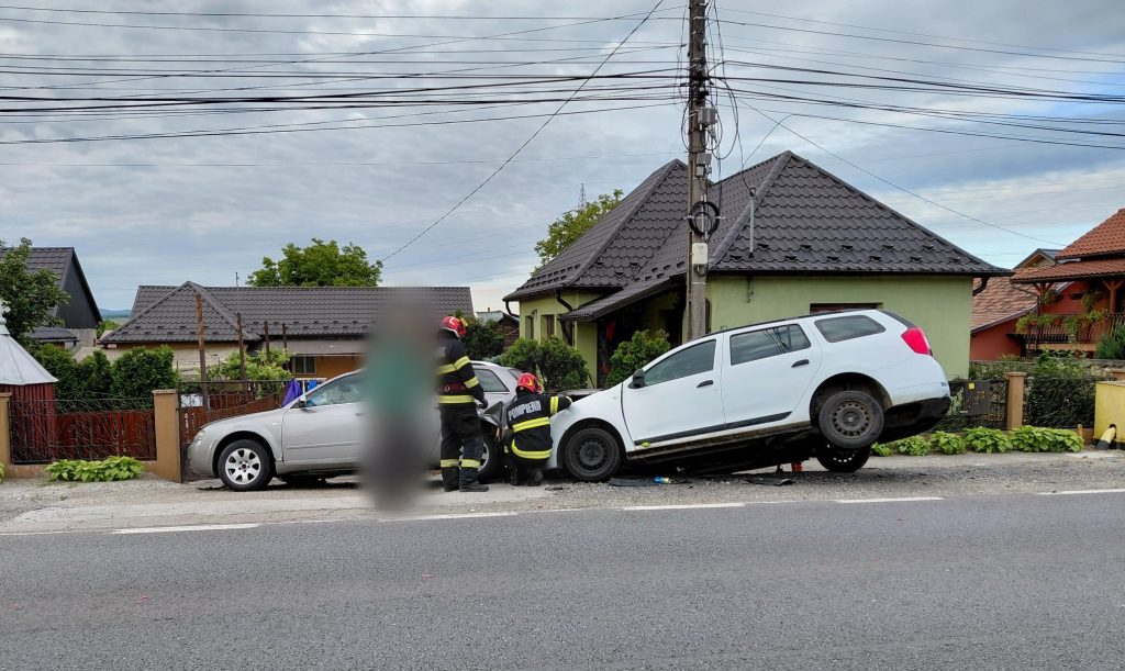 Accident grav in Cluj Un sofer a fost captiv in masina dupa ce a ciocnit un autoturism parcat