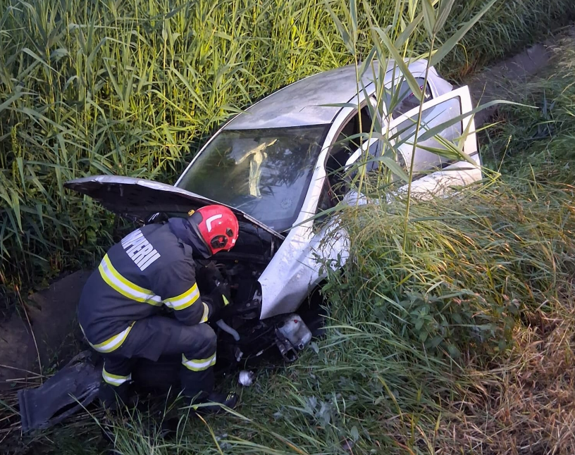 Accident in Cluj in primele ore ale dimineii O soferita a fost prinsa in masina dupa ce acesta a fost proiectata intr un sant Pompierii au reusit cu greu sa o salveze
