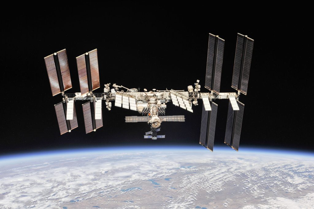 Alertă pe Stația Spațială Internațională: astronauții au fost evacuați în capsula de urgență din cauza unei scurgeri de aer care s-a agravat. 2 Alert pe Staia Spaial Internaional astronauii au fost evacuai n capsula de urgen din cauza unei scurgeri de aer care s a agravat