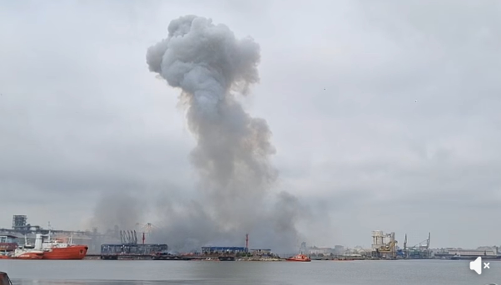 Alerta in Portul Constanta dupa o explozie Primele informatii indica o possibila implicare a unei drone marine