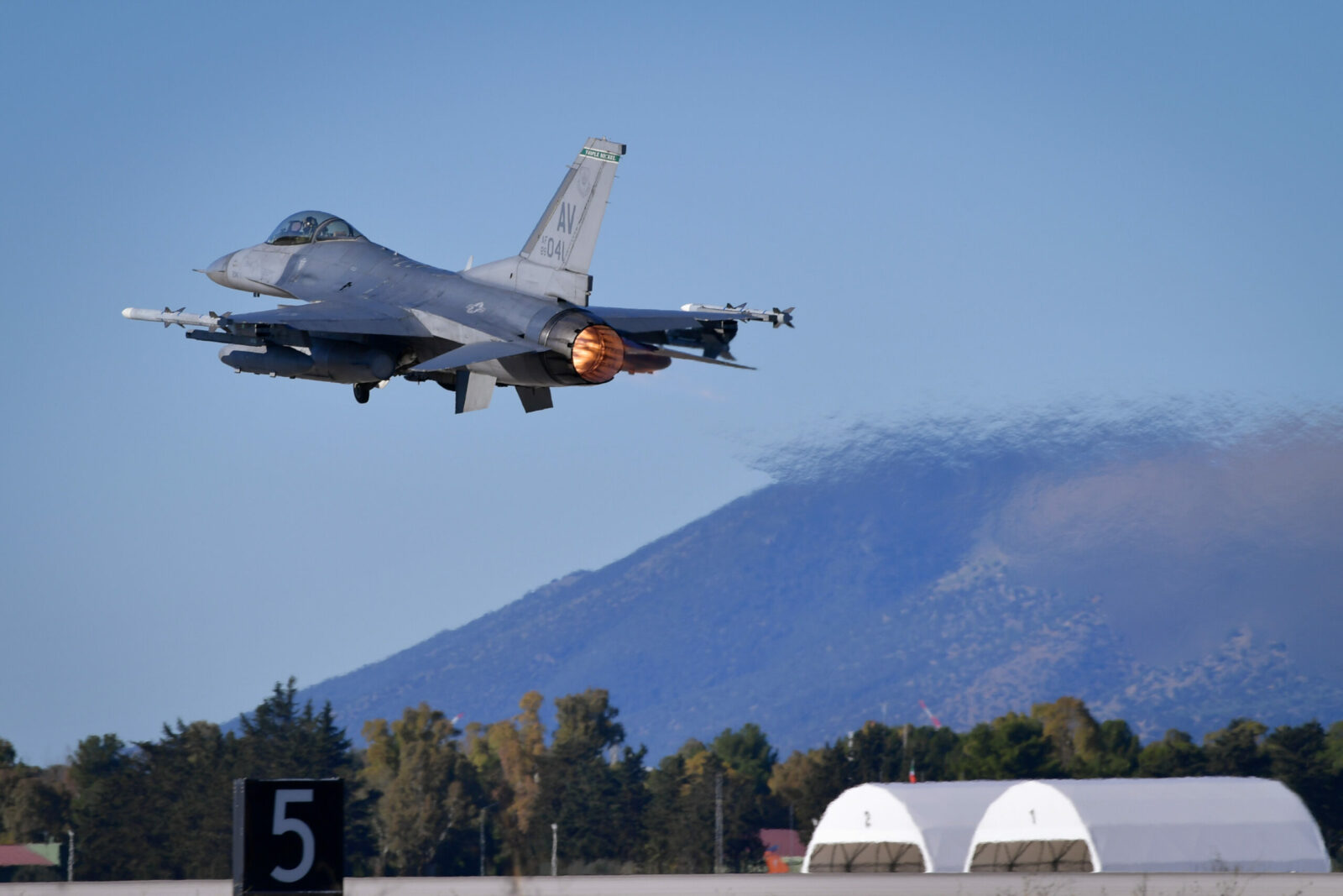 Alertă NATO în Europa. Avioane Gripen au interceptat un avion israelian care a pierdut legătura radio deasupra Ungariei. 2 Alerte NATO in Europa Avioane Gripen au interceptat un avion israelian care a pierdut legatura radio deasupra Ungariei