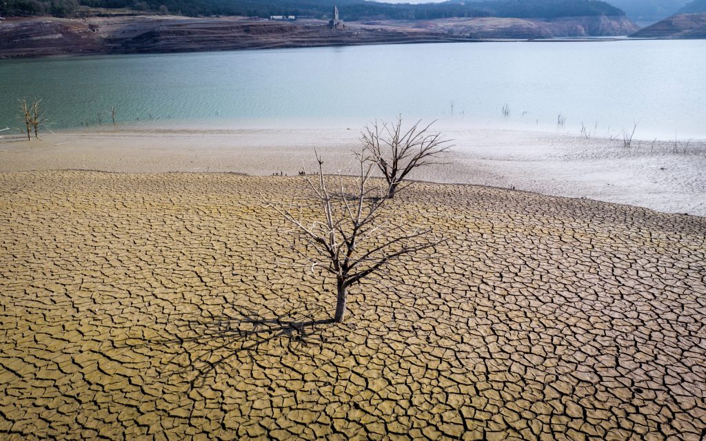 Aproape jumătate dintre copii la nivel global se confruntă cu cel puțin 3 tipuri de amenințări generate de schimbările climatice. 4 Aproape jumatate dintre copii la nivel global se confrunta cu cel putin 3 tipuri de ameniintari generate de schimbarile climatice