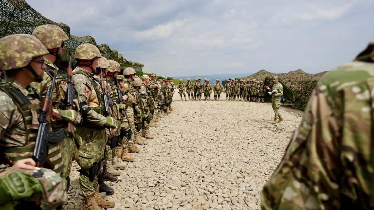 Atenție, clujeni! Coloane militare cu mii de soldați vor traversa județul. Șoferii sunt rugați să le acorde prioritate și să mențină distanța față de vehiculele blindate. 4 Atentie clujeni Coloane militare cu mii de soldati vor traversa judetul Soferii sunt rugati sa le acorde prioritate si sa mentina distant a fata de vehiculele blindate