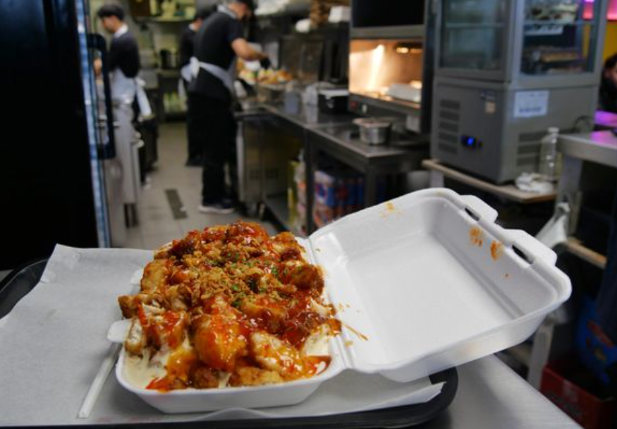 Ce este crousty noua obsesie fast food care se raspandeste in Europa accesibil satios si tot mai influent pe plan politic