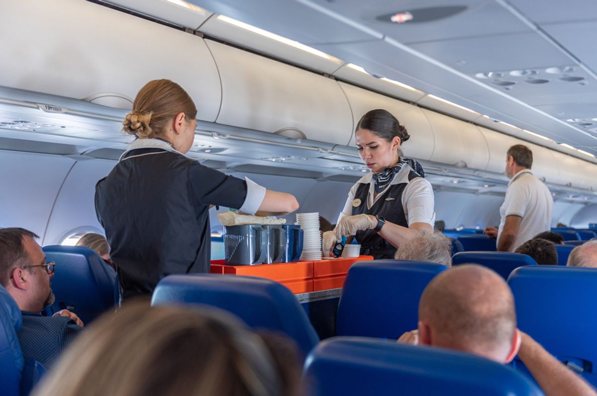Cele două minciuni frecvente ale însoțitorilor de bord: „Spunem că da, dar în realitate nu procedăm astfel”. Mărturisirile unei stewardese 2 Cele doua minciuni frecvente ale insotitorilor de bord Spunem ca da dar in realitate nu procedam asfalt Marturisirile unei stewardese