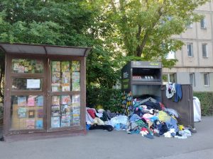 Civilizatie de cinci stele in Cluj Napoca Un container pentru haine a fost distrus iar textilele au fost imprastiate pe jos