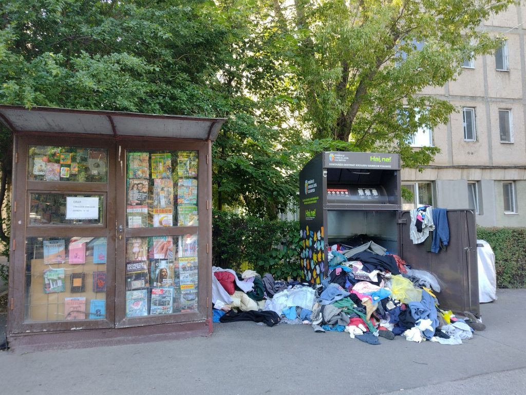 Civilizație de „cinci stele” în Cluj-Napoca! Un container pentru haine a fost distrus, iar textilele au fost împrăștiate pe jos. 2 Civilizatie de cinci stele in Cluj Napoca Un container pentru haine a fost distrus iar textilele au fost imprastiate pe jos