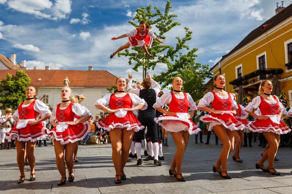 Cluj Napoca s a transformat intr o explozie de culoare Mii de oameni au celebrat 50 de ani de prietenie cu Koln
