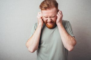 Clujean nemultumit de un vecin care asculta muzica afara Aceasi melodie ore intregi in fiecare dimineata Nu se poate sta in casa fara casti