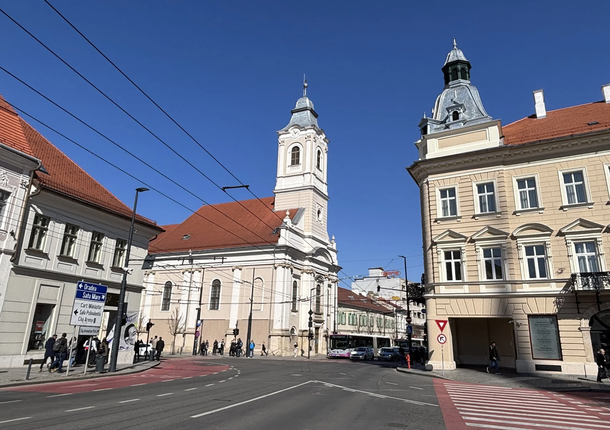 Clujenii aleg chiria în locul ratelor: 3 din 4 persoane preferă să închirieze. Gheorgheni și Centrul, cele mai căutate zone din oraș în prezent. 2 Clujenii aleg chiria in locul ratelor 3 din 4 persoane prefera sa inchirieze Gheorgheni si Centrul cele mai cautate zone din oras in prezent