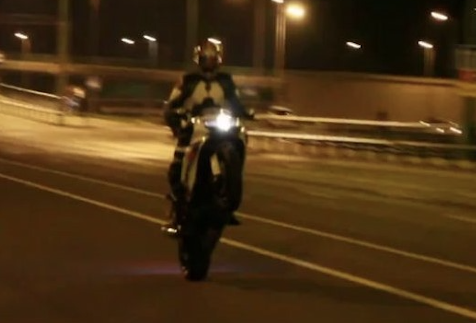 Clujenii nu pot dormi din cauza motocicliștilor care fac zgomot cu motoarele noaptea pe străzile rezidențiale: „Sunt și copii mici la acea oră". 2 Clujenii nu pot dormi din cauza motociclistilor care fac zgomot cu motoarele noaptea pe strazile rezidentiale sunt si copii mici la acea ora