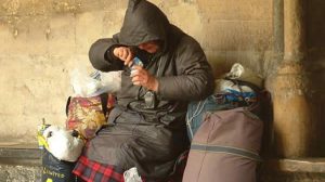 Colonie de persoane fara adapost sub un pod din Cluj Napoca tone de deseuri fecale amestecate cu gunoaie Riscam un focar de infectie