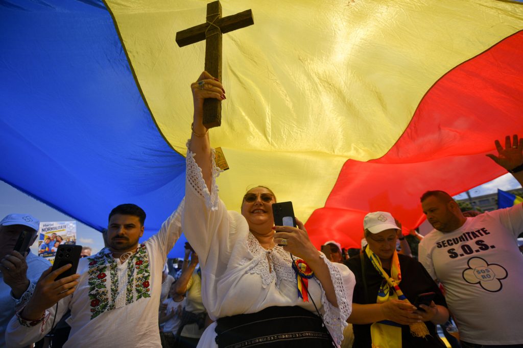 Diana Șoșoacă și Dan Diaconescu au participat la „Marșul Normalității”, organizat în sprijinul valorilor familiei tradiționale. 2 Diana Sosoaca si Dan Diaconescu au participat la Marsul Normalitatii organizat in sprijinul valorilor familiei traditionale