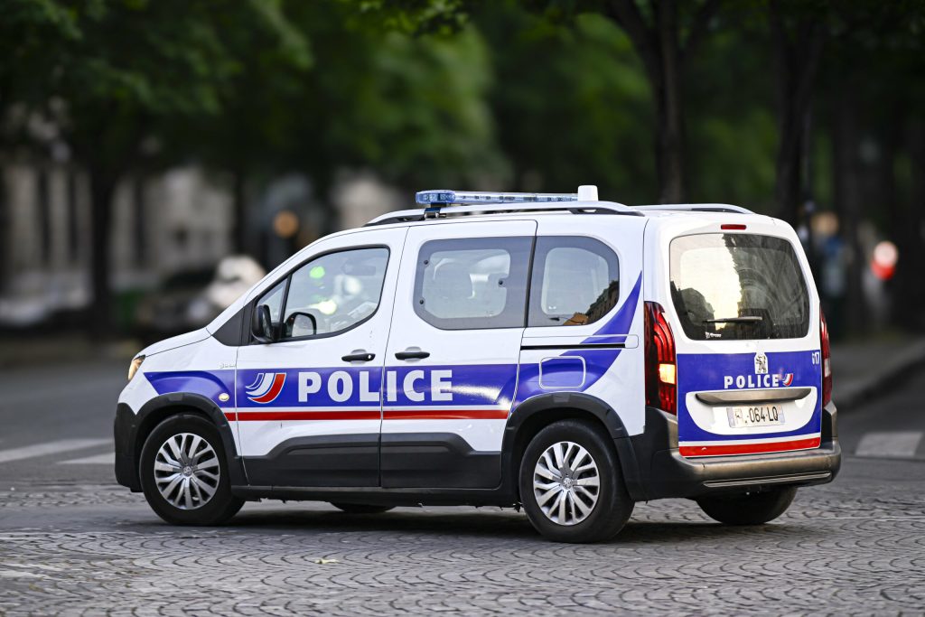 Franta Un poliist a mpucat mortal un brbat narmat cu dou cuite