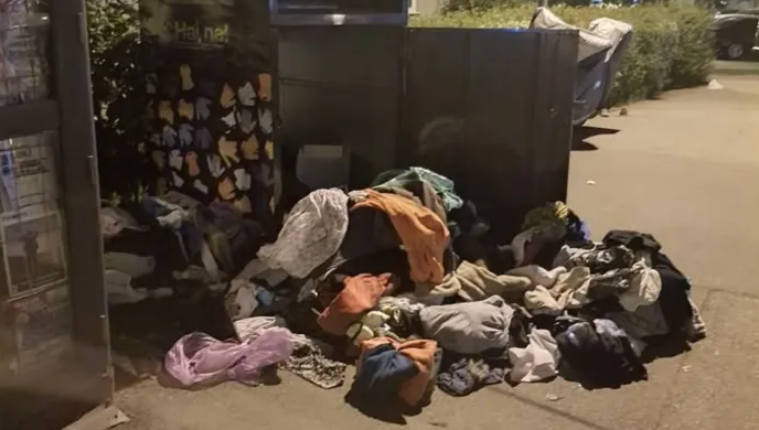 Haine raspandite pe strazile din Cluj Napoca in urma vandalizarii containerelor de colectare