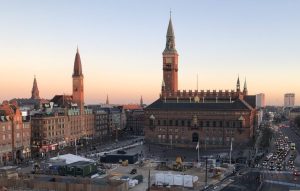 Initiativa unui oras european de a rasplati turistii se extinde la nivel global