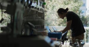 Liderii OpenAI Google si Microsoft cer reglementari imediate inteligenta artificiala ar putea facilita crearea armelor biologice