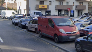Masina din Cluj campioana la parcarea pe trotuar 10 avertismente pe parbriz si continua fara probleme Vecinii sau saturat