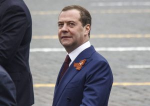 Medvedev provoaca din nou A lansat un videoclip cu inteligenta artificiala in care liderii occidentali sunt distrusi intr un tocator