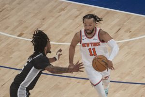 New York Knicks castiga primul titlu NBA dupa 53 de ani Jalen Brunson 45 de puncte in victoria decisiva impotriva San Antonio Spurs