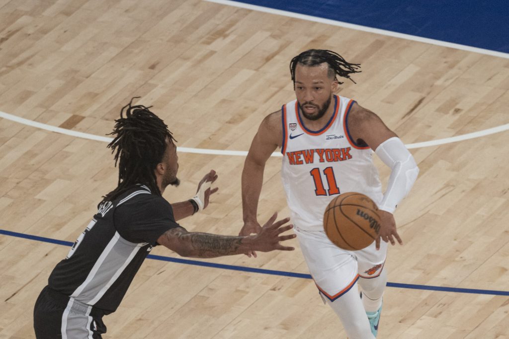 New York Knicks câștigă primul titlu NBA după 53 de ani. Jalen Brunson, 45 de puncte în victoria decisivă împotriva San Antonio Spurs. 2 New York Knicks castiga primul titlu NBA dupa 53 de ani Jalen Brunson 45 de puncte in victoria decisiva impotriva San Antonio Spurs