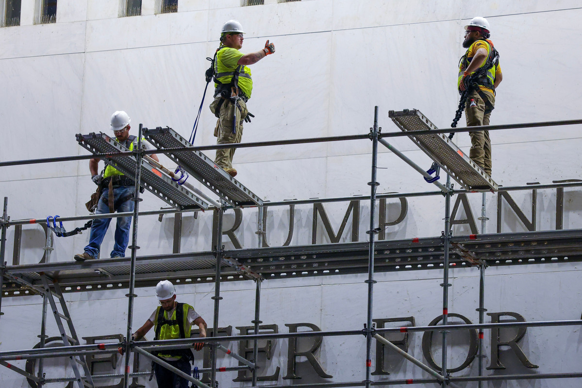 Numele lui Trump a fost scos de pe clădirea Centrului Kennedy. 2 Numele lui Trump a fost scos de pe cladirea Centrului Kennedy