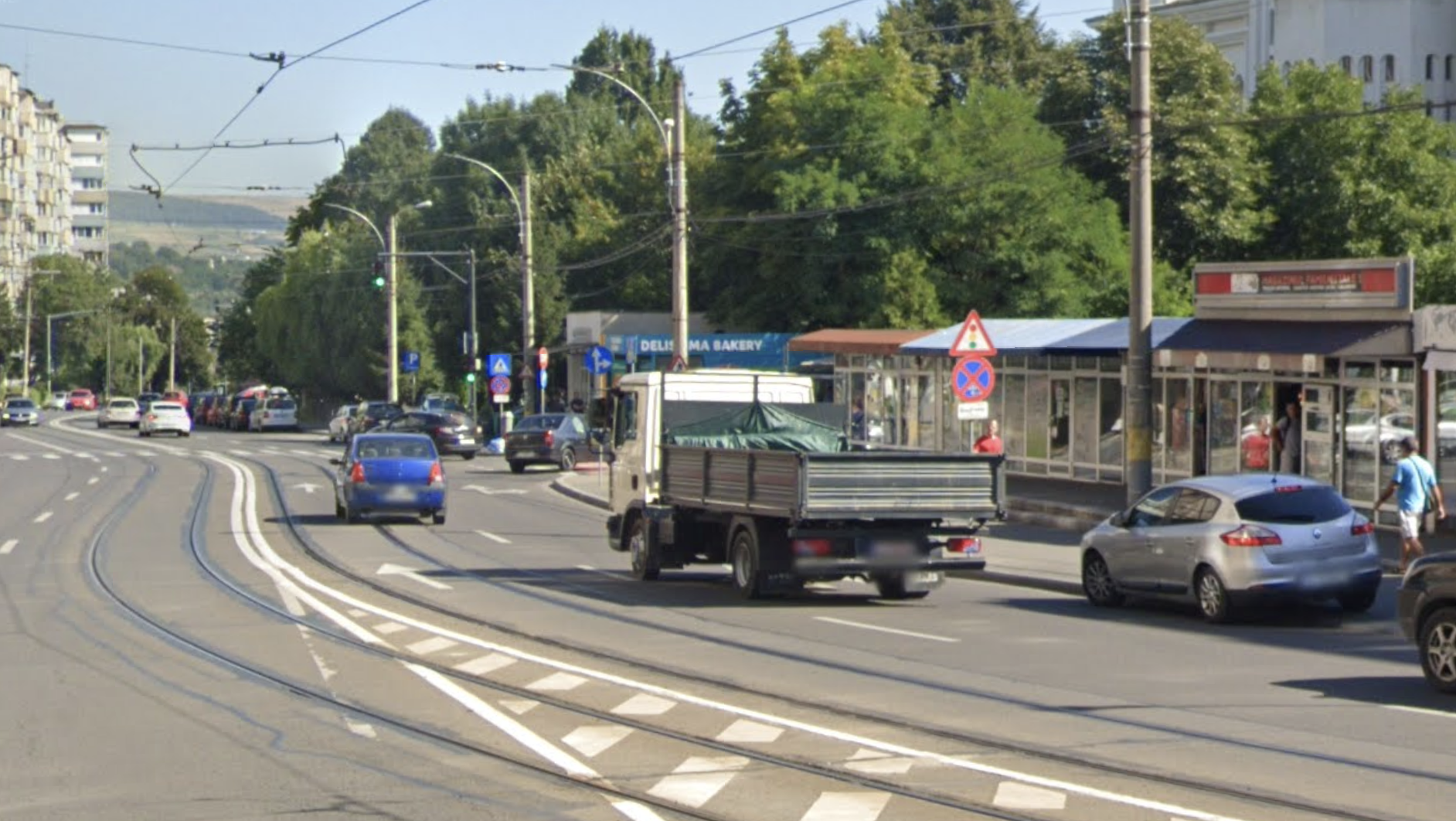 O întreagă bandă de circulație din Cluj a fost transformată în parcare: clujenii sunt nemulțumiți și solicită intervenția urgentă a autorităților. 3 O intreaga banda de circulatie din Cluj a fost transformata in parcare clujenii sunt nemultumiti si solicita interventia urgenta a autoritatiilor