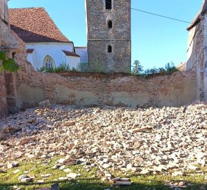 O parte din zidul uneia dintre cele mai valoroase biserici fortificate din Transilvania s a prabusit Vizitele au fost suspendate