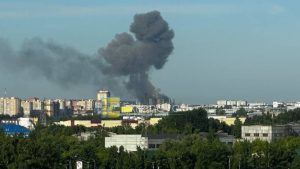 O rafinarie de petrol si o fabrica de echipamente electronice militare din Rusia atacate in timpul raidurilor aeriene nocturne