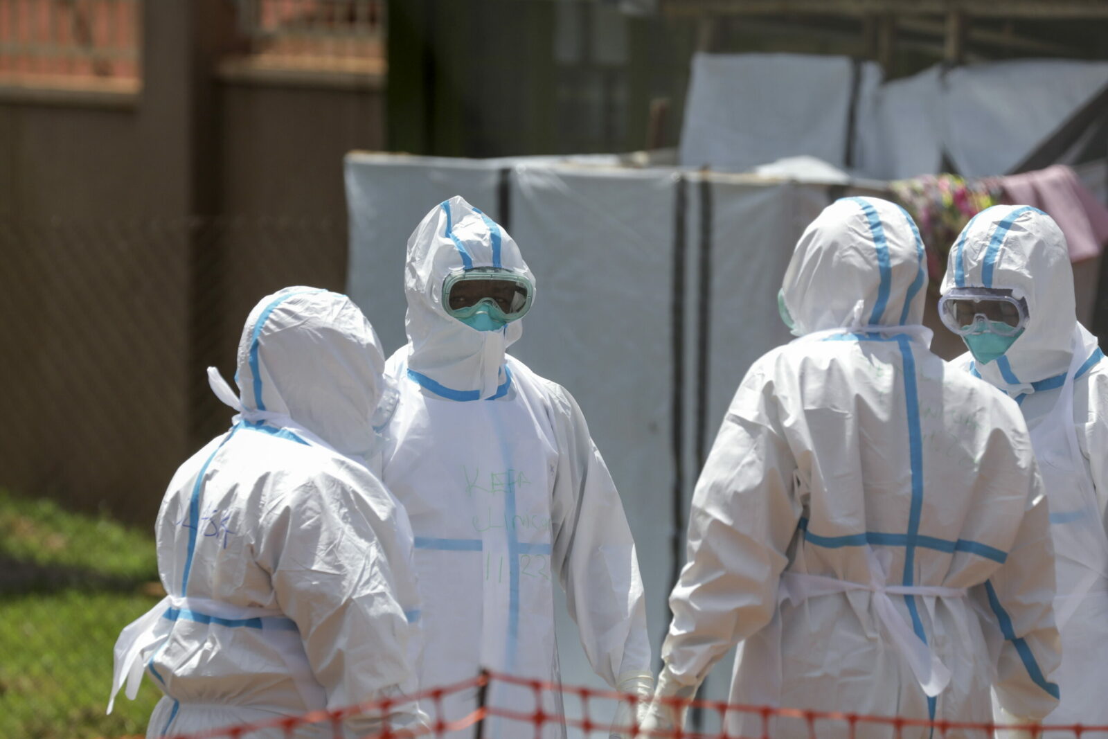 Oamenii din Congo cred ca Ebola se transmite prin talismane cu dolari aruncate in latrine Multi prefera sa consulte preotii in loc sa se duca la spital