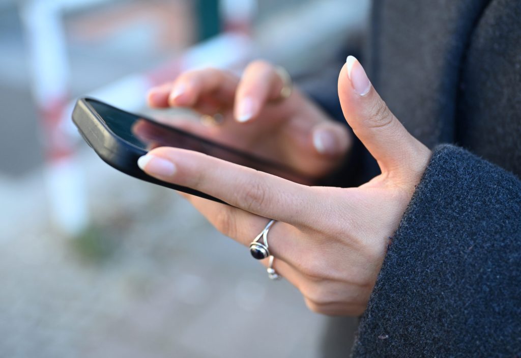 Parinti incurajati sa evite utilizarea telefoanelor in fata copiilor Avertismentul emis de Suedia