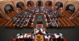 Parlamentul ungar aproba o limita de mandat de 8 ani care ar impiedica revenirea lui Orban