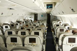 Pasagerii din avioane isi risca viata transportand bagaje si filmand in situatii de urgenta
